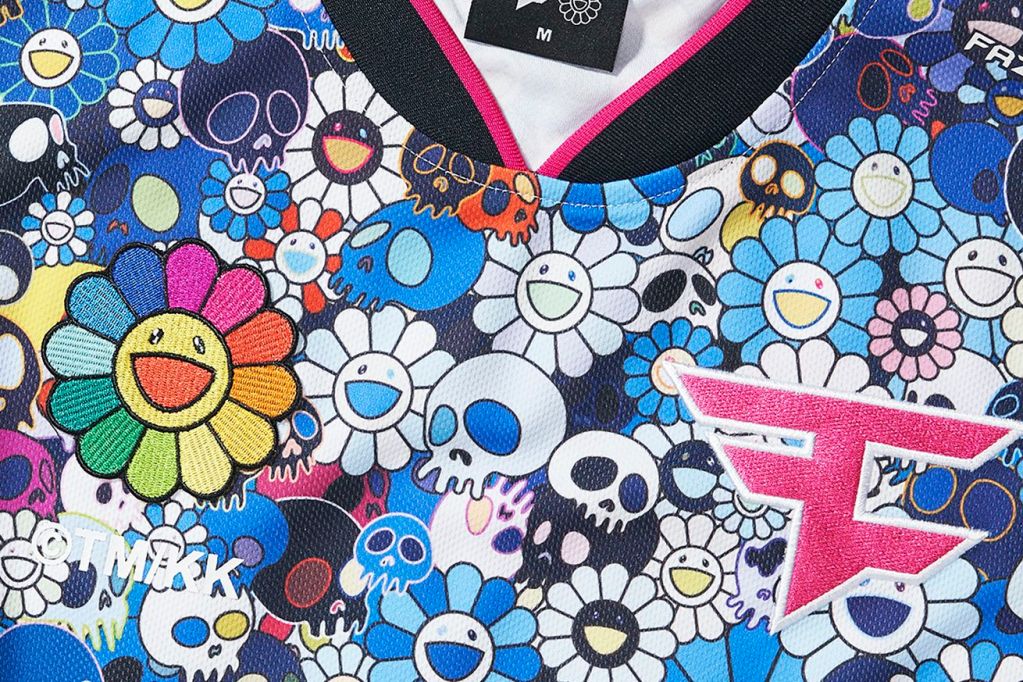 村上隆とFaZe Clanのコラボレーションしたeスポーツジャージ