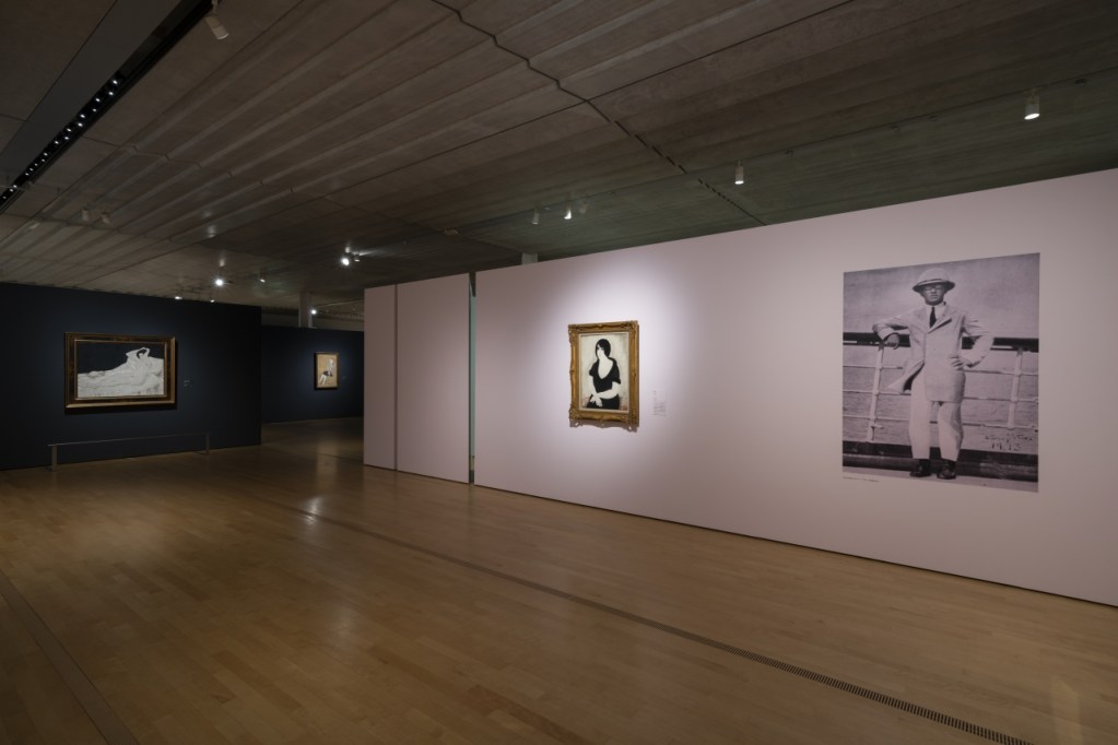 「ポーラ美術館」での展示の様子。左奥が新収蔵作品《ベッドの上の裸婦と犬》