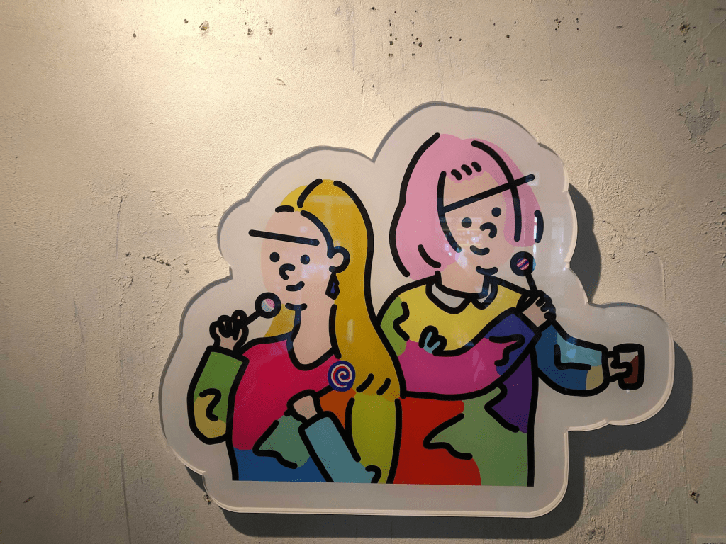 Hayata個展「LOLIPOP」展示風景。アクリル板にポートレートが描かれている。　photo by pinoko