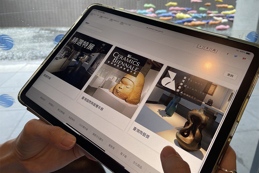 デジタル陶芸美術館の様子。奈良美智の陶芸作品がiPadに映し出されている。　画像引用：https://www.epochtimes.com/