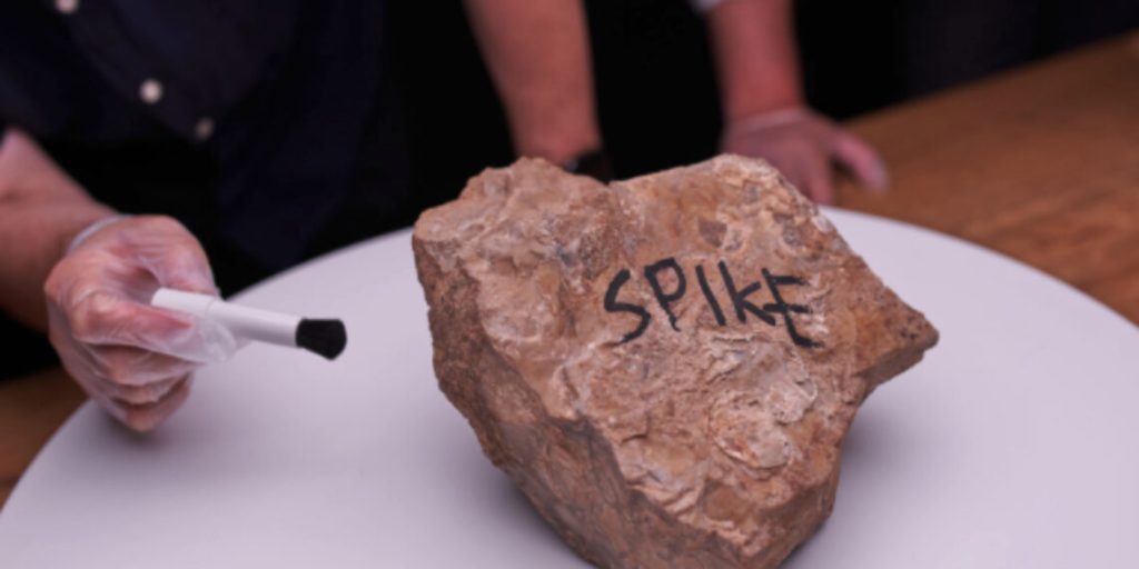 バンクシーの≪SPIKE≫の外観。石のブロックに「SPIKE」という文字が書かれている。