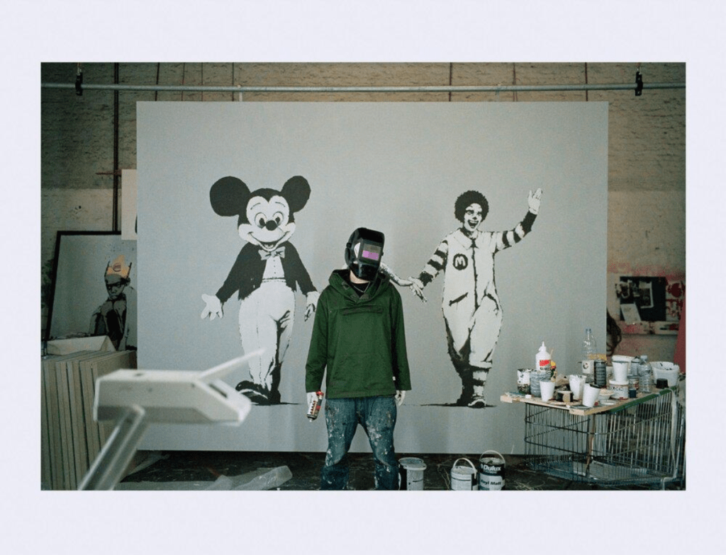 バンクシーって誰？世界で囁かれる匿名アーティストの3つの噂 | NEW