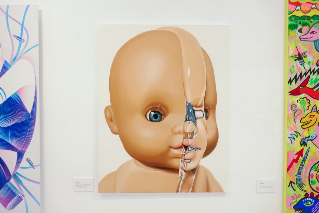 スライム状の物質と有機的なモチーフを組み合わせた独特な人物画で大