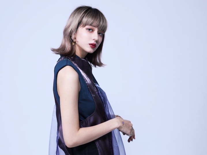 スライム状の物質と有機的なモチーフを組み合わせた独特な人物画で大