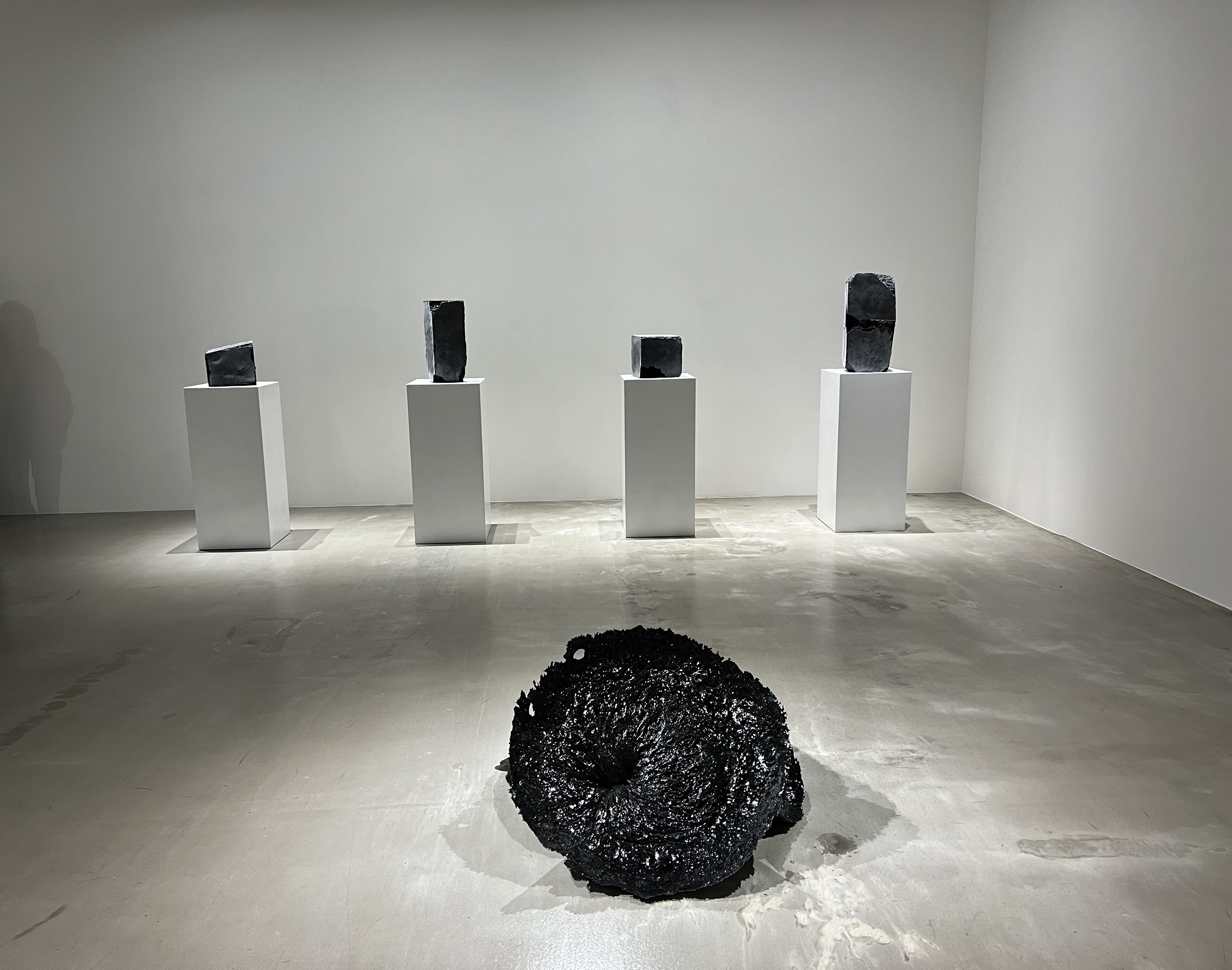 まるで石のようなガラス。Tokyo International Galleryで開催中