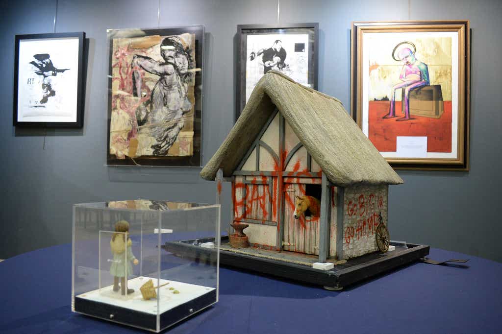 約1.5億円で落札されたバンクシーのグラフィティ入りのミニチュア模型　画像引用：https://www.standard.co.uk/