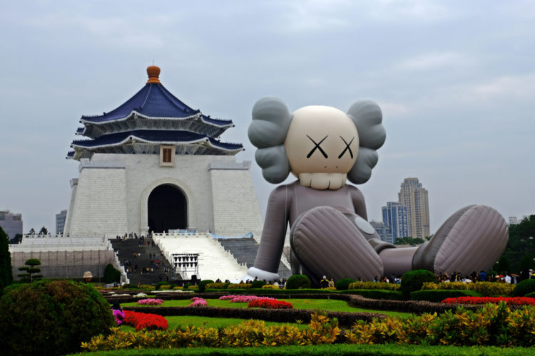 KAWSの「コンパニオン」の巨大バルーン