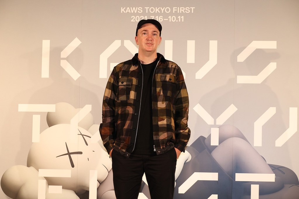 日本での個展会場に立つKAWS