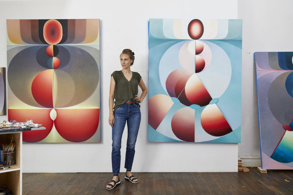 自身の作品の前に立つロイ・ホロウェル
Loie Hollowell in the studio. © Loie Hollowell, courtesy Pace Gallery. Photo: Melissa Goodwin 出典:https://news.artnet.com/