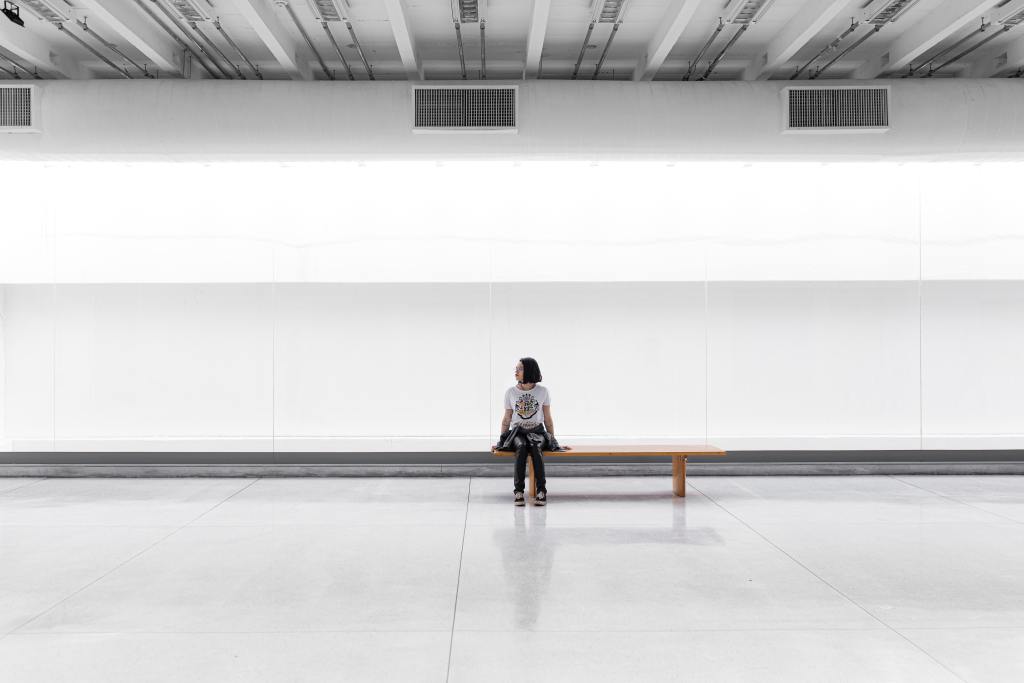 woman in a white space
https://unsplash.com/photos/lBnSmDYGxvs